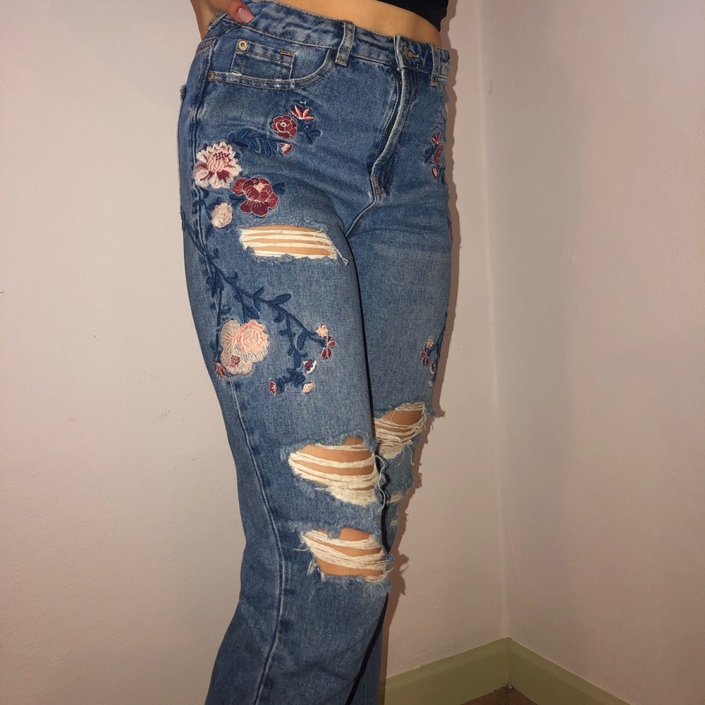 EMBROIDERED NEW LOOK MOM JEANS
